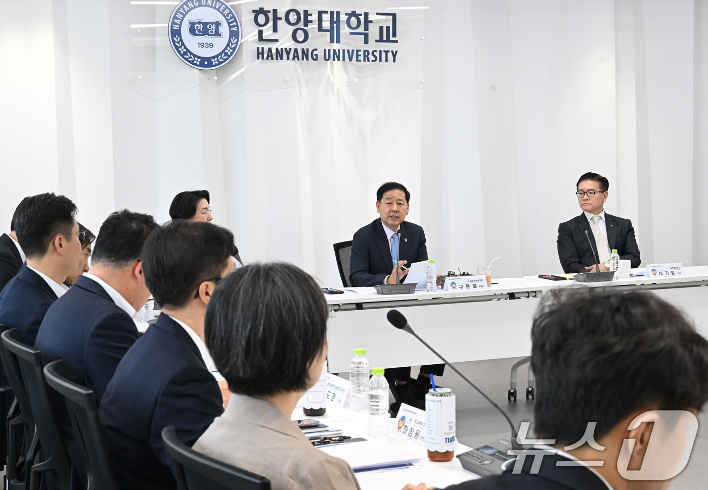 (서울=뉴스1) = 구윤철 부총리 겸 재정경제부 장관이 12일 서울 성동구 한양대학교 서울캠퍼스 퓨전테크센터에서 대학관계자 및 참여기업, 교육생 및 전문가들과 간담회를 하고 있다. …