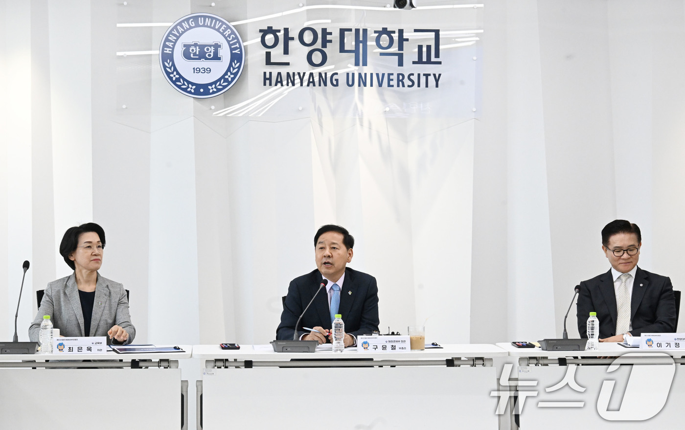 (서울=뉴스1) = 구윤철 부총리 겸 재정경제부 장관이 12일 서울 성동구 한양대학교 서울캠퍼스 퓨전테크센터에서 대학관계자 및 참여기업, 교육생 및 전문가들과 간담회를 하고 있다. …