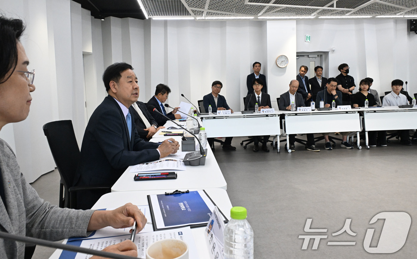 (서울=뉴스1) = 구윤철 부총리 겸 재정경제부 장관이 12일 서울 성동구 한양대학교 서울캠퍼스 퓨전테크센터에서 대학관계자 및 참여기업, 교육생 및 전문가들과 간담회를 하고 있다. …