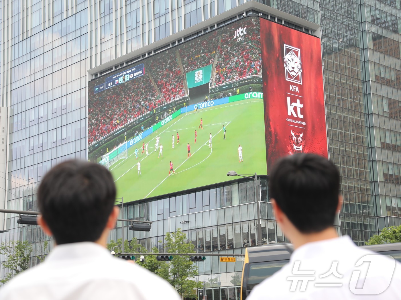(서울=뉴스1) 권대옥 수습기자 = 12일 서울 종로구 광화문광장에서 와이셔츠를 입은 시민들이 2026 북중미월드컵 A조 조별리그 1차전 대한민국과 체코의 경기를 대형 미디어월로 …