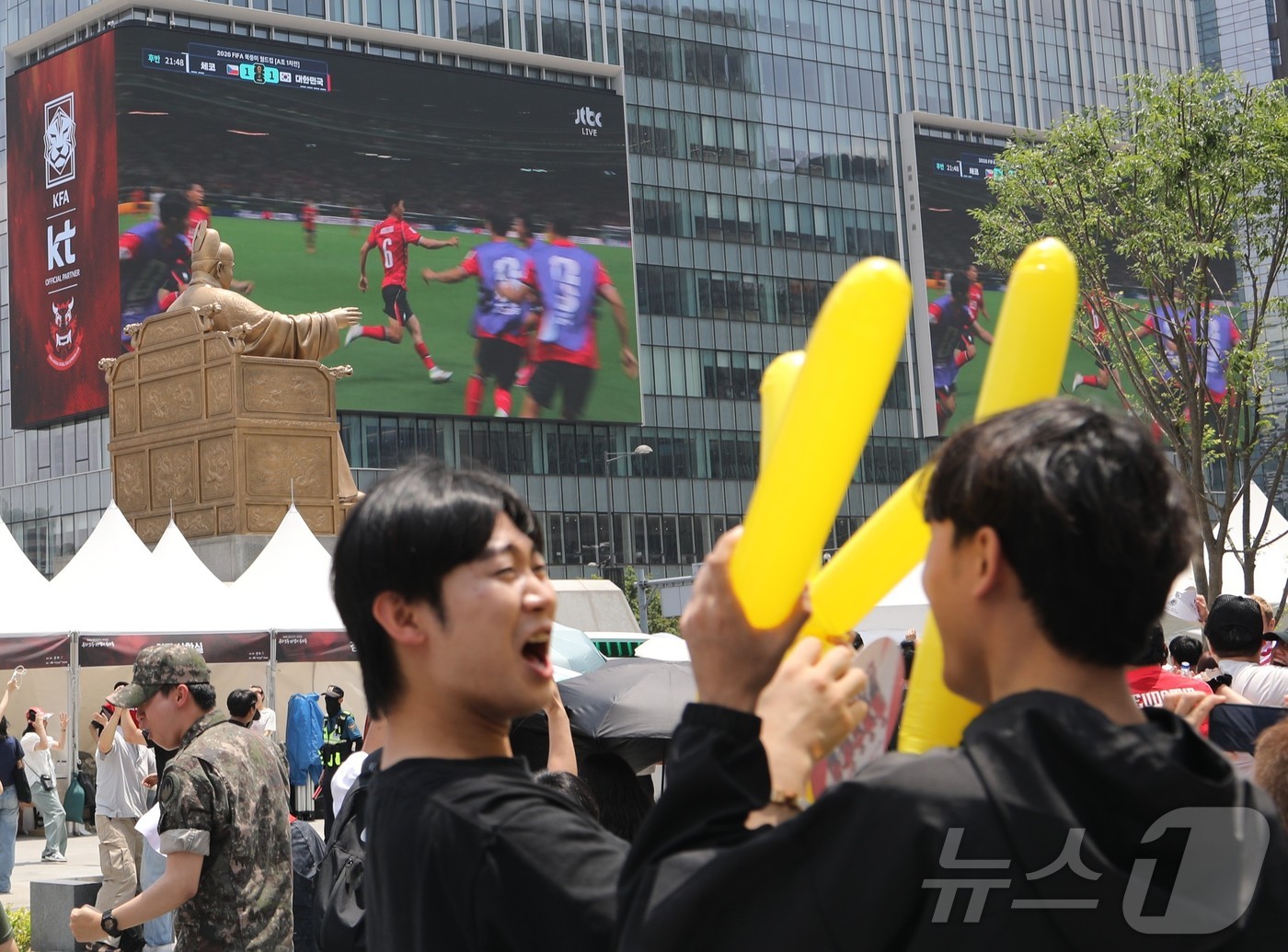 (서울=뉴스1) 권대옥 수습기자 = 축구국가대표팀 공식 서포터즈 붉은악마를 비롯한 시민들이 12일 서울 종로구 광화문광장에서 체코전 거리응원을 펼치던 중 후반 22분 황인범의 동점 …