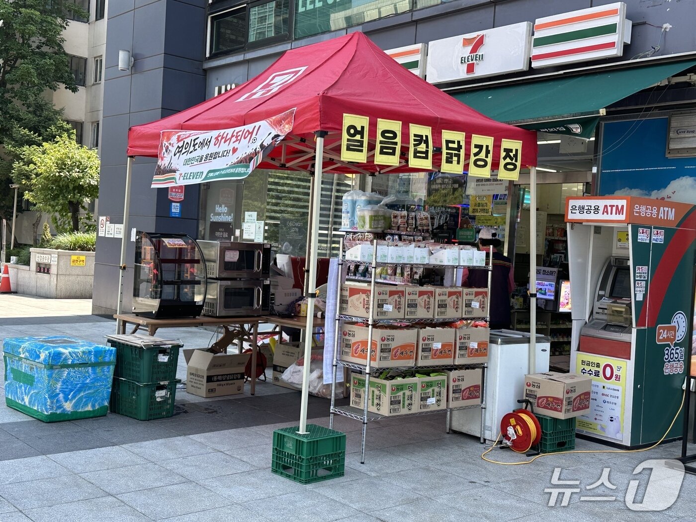 본문 이미지 - 서울 영등포구 여의도 인근의 한 세븐일레븐 편의점에 북중미 월드컵 체코전 응원전을 대비한 먹거리들이 쌓여 있다. 2026.6.12 ⓒ 뉴스1 한민아 수습기자