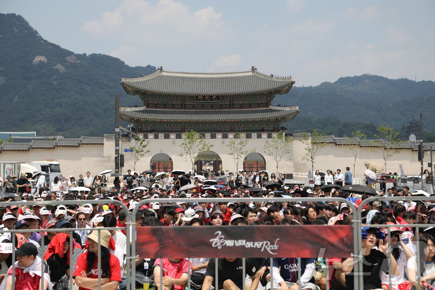 (서울=뉴스1) 권대옥 수습기자 = 축구국가대표팀 공식 서포터즈 붉은악마를 비롯한 시민들이 12일 서울 종로구 광화문광장에서 2026 북중미월드컵 A조 조별리그 1차전 대한민국과 …
