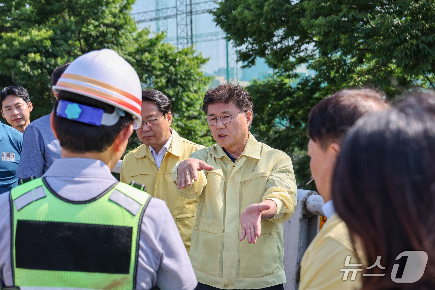 본문 이미지 - 한대희 경기 군포시장 당선인이 12일 금정고가차도를 찾아 긴급보수공사 진행 상황을 점검하고 있다. (군포시 제공. 재판매 및 DB 금지) 2026.6.12/뉴스1