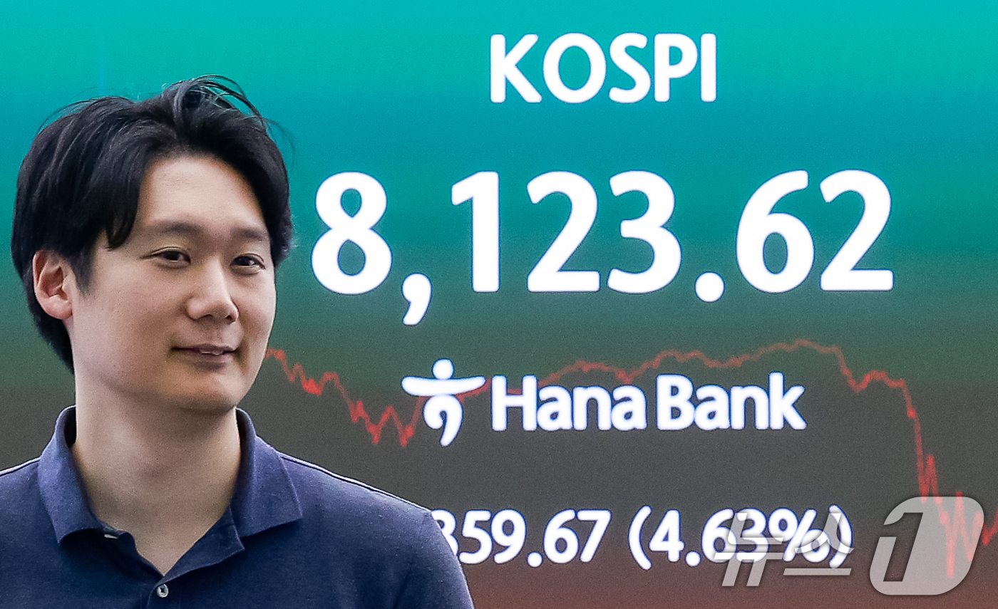 (서울=뉴스1) 안은나 기자 = 12일 오후 서울 중구 하나은행 본점 딜링룸에 종가가 나오고 있다.이날 코스피는 전일 종가와 비교해 359.67포인트(4.63%) 상승한 8123. …