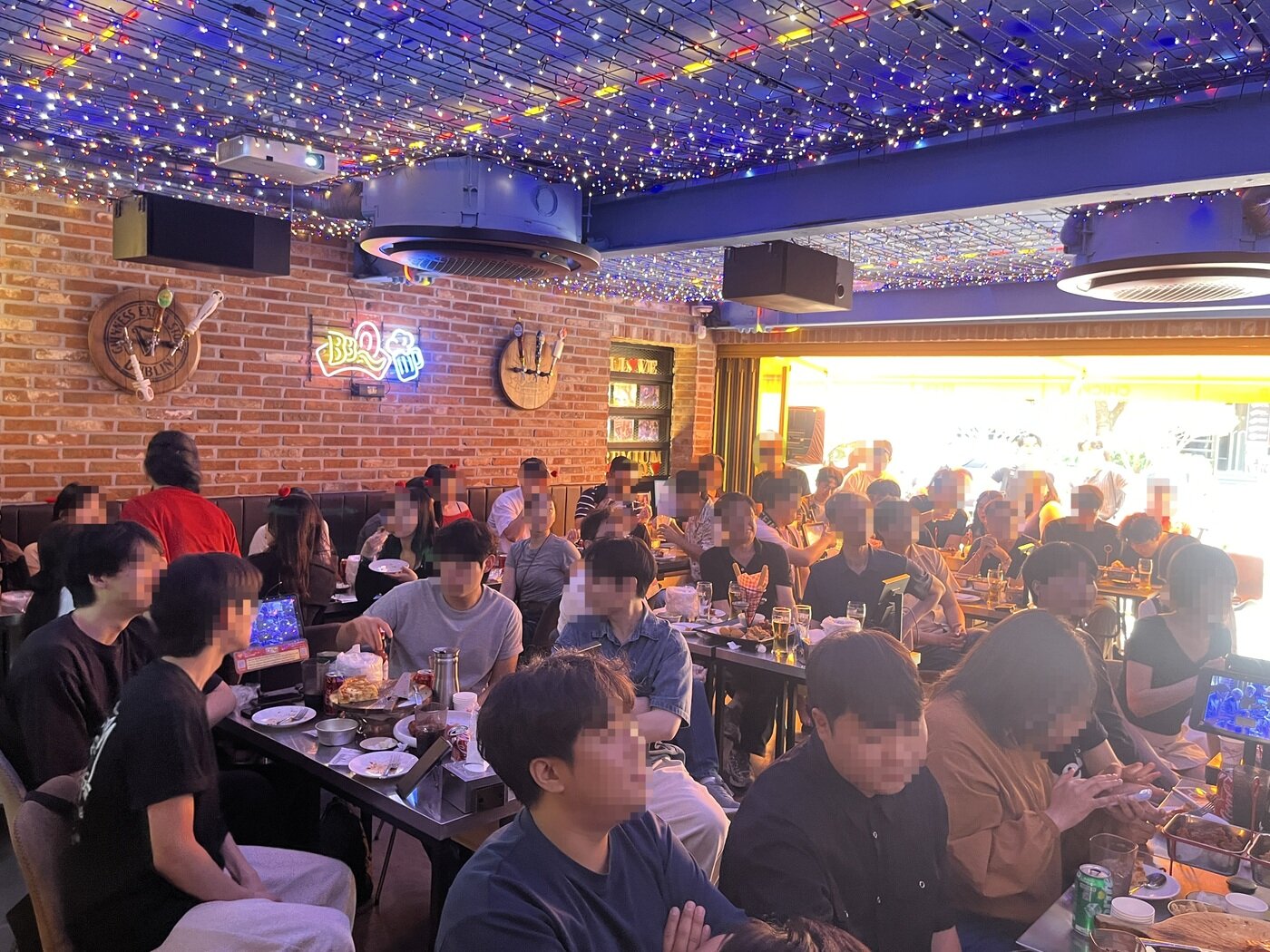 본문 이미지 - BBQ 홍대입구점 매장 내 전경.(제너시스BBQ 그룹 제공)