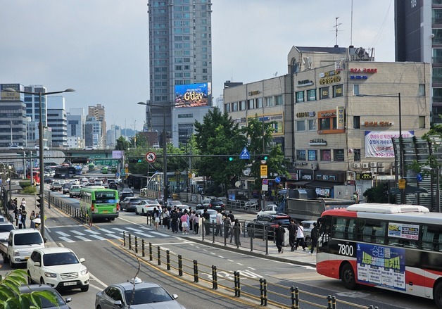 "버스서 내리면 바로 건넌다"…사당역 정류소에 맞춤형 횡단보도 신설