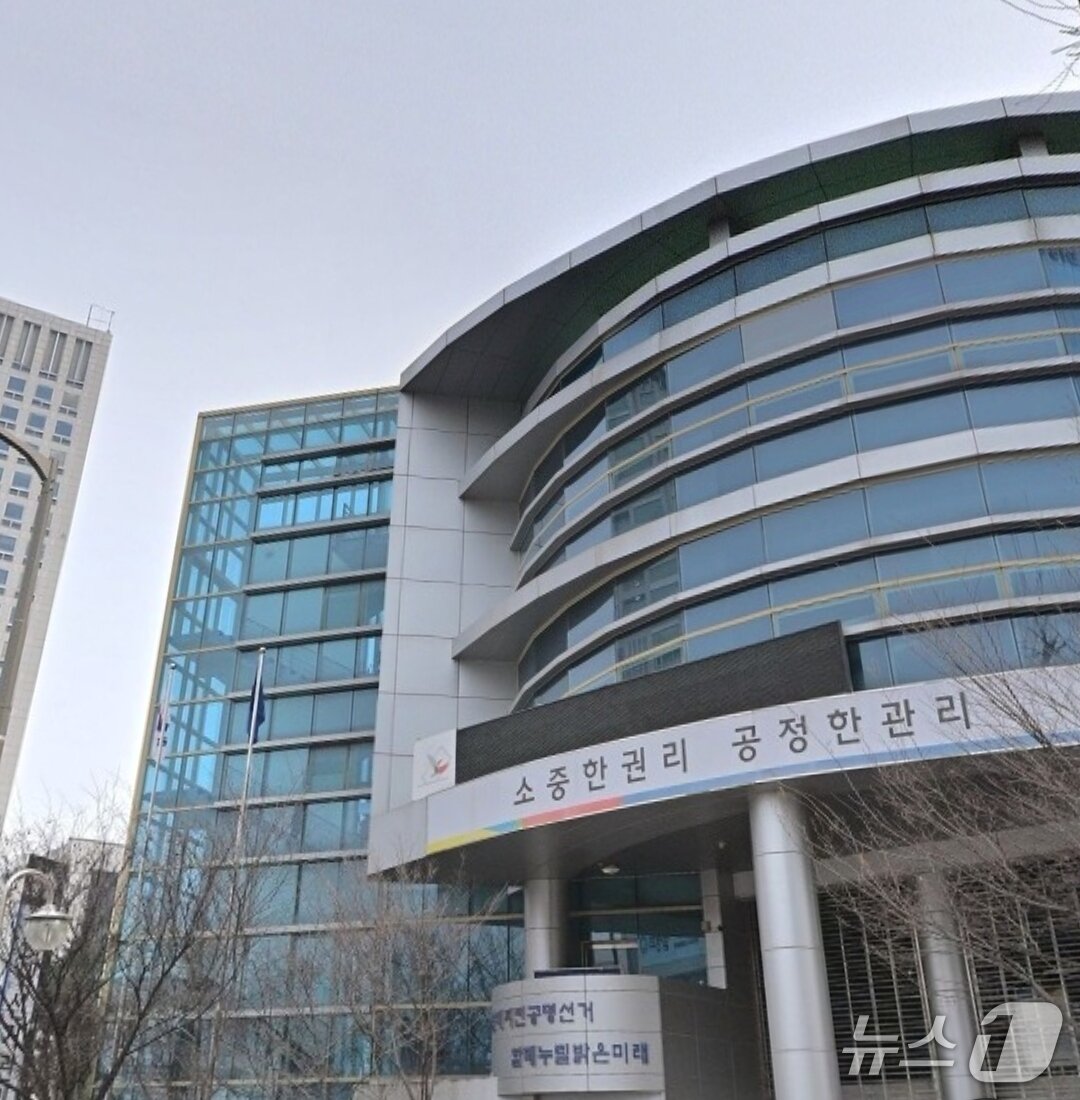본문 이미지 - 지난 10일 오후 SNS를 통해 대구 중구 선거관리위원회 건물 내부에서 골프스윙 연습을 하는 모습이 포착돼 해당 영상이 SNS 등에 급속도로 퍼지고 있다.( SNS 갈무리. 재판매 및 DB 금지)2026.6.12/뉴스1