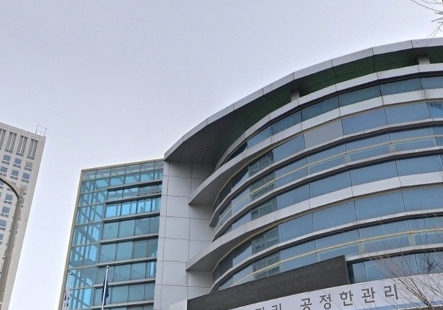 "나라 뒤집혔는데, 와!"…선관위 직원 근무 중 골프연습 영상 확산