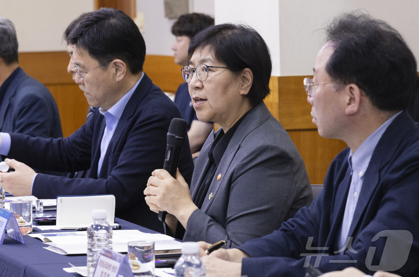 (서울=뉴스1) = 정은경 보건복지부 장관이 12일 경북대병원에서 열린 응급의료 AX 시연 및 대구 경북 응급 이송체계 간담회에서 참석자들과 인사말을 하고 있다. (보건복지부 제공 …
