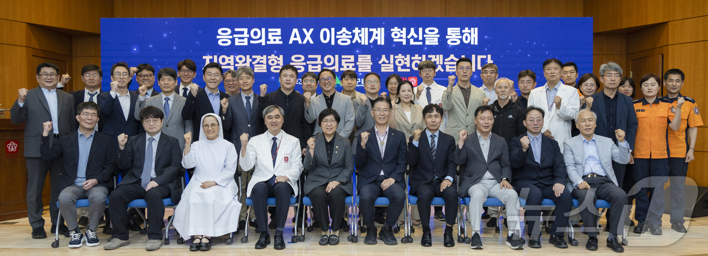 (서울=뉴스1) = 정은경 보건복지부 장관이 12일 경북대병원에서 열린 응급의료 AX 시연 및 대구 경북 응급 이송체계 간담회에서 참석자들과 기념촬영을 하고 있다. (보건복지부 제 …