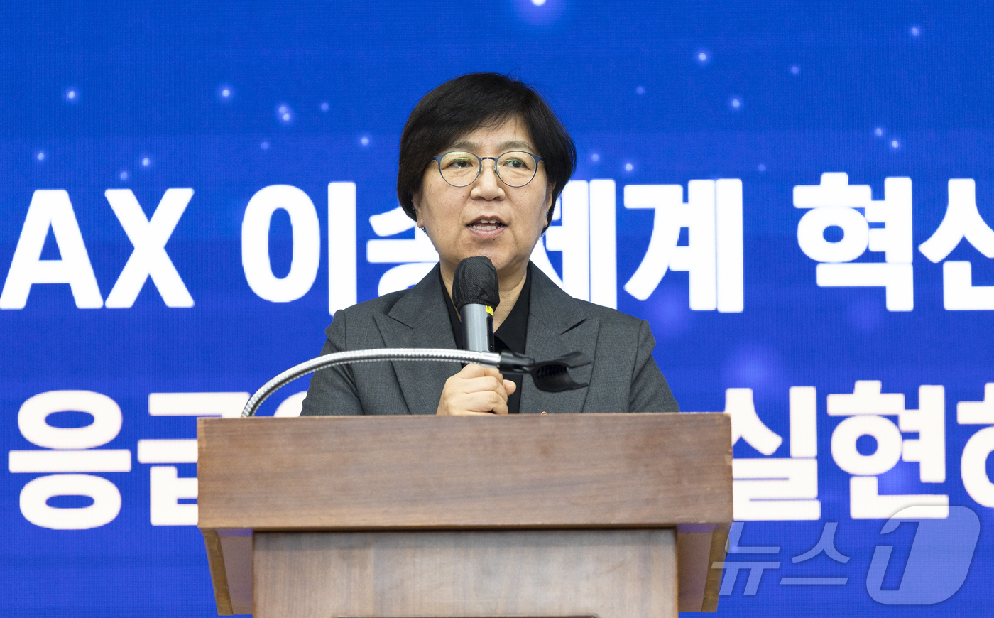 (서울=뉴스1) = 정은경 보건복지부 장관이 12일 경북대병원에서 열린 응급의료 AX 시연 및 대구 경북 응급 이송체계 간담회에서 참석자들과 인사말을 하고 있다. (보건복지부 제공 …
