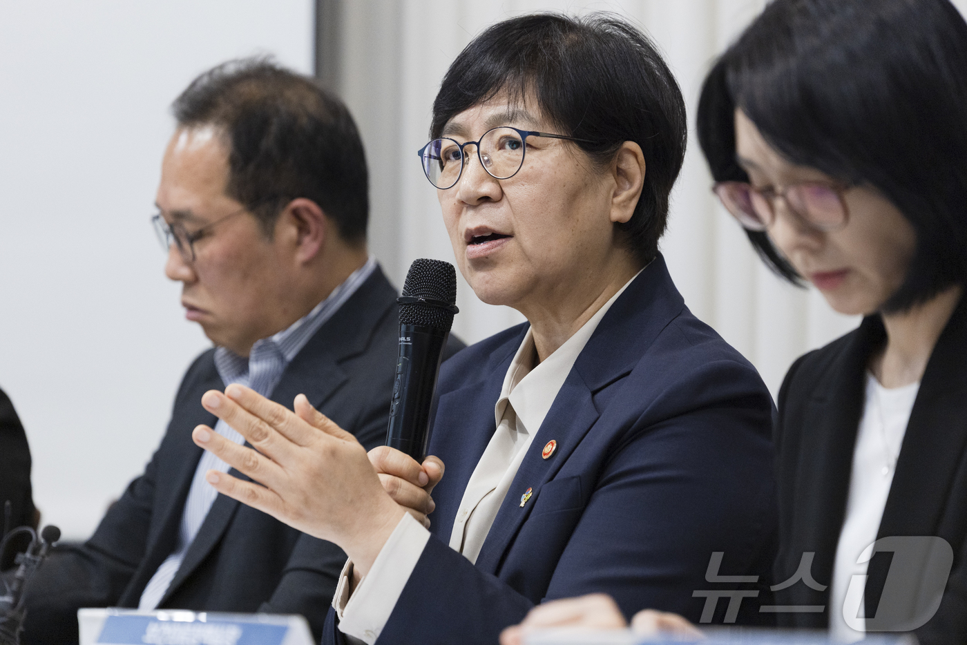 (서울=뉴스1) = 정은경 보건복지부 장관이 지난 11일 서울 광화문의 한 식당에서 열린 국민주권정부 출범 1주년 계기 보건복지부 출입기자단 정책간담회에서 발언하고 있다. (보건복 …