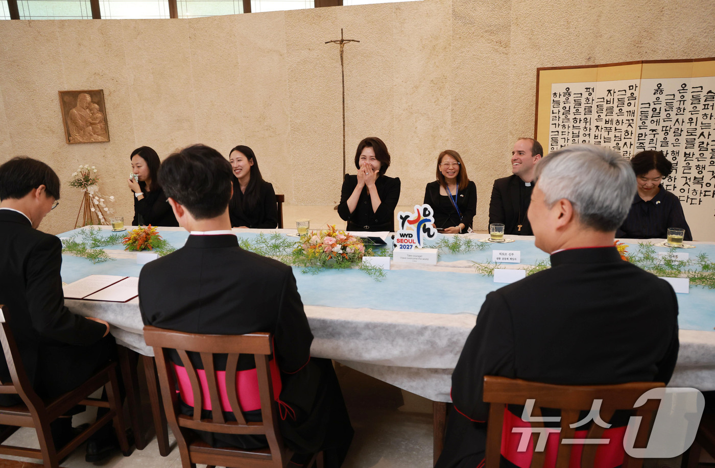 (로마(이탈리아)=뉴스1) 허경 기자 = 김혜경 여사가 12일(현지시간) 이탈리아 로마 한인신학원에서 열린 2027 서울 세계청년대회 관련 사제들과의 만남에서 미소를 짓고 있다. …