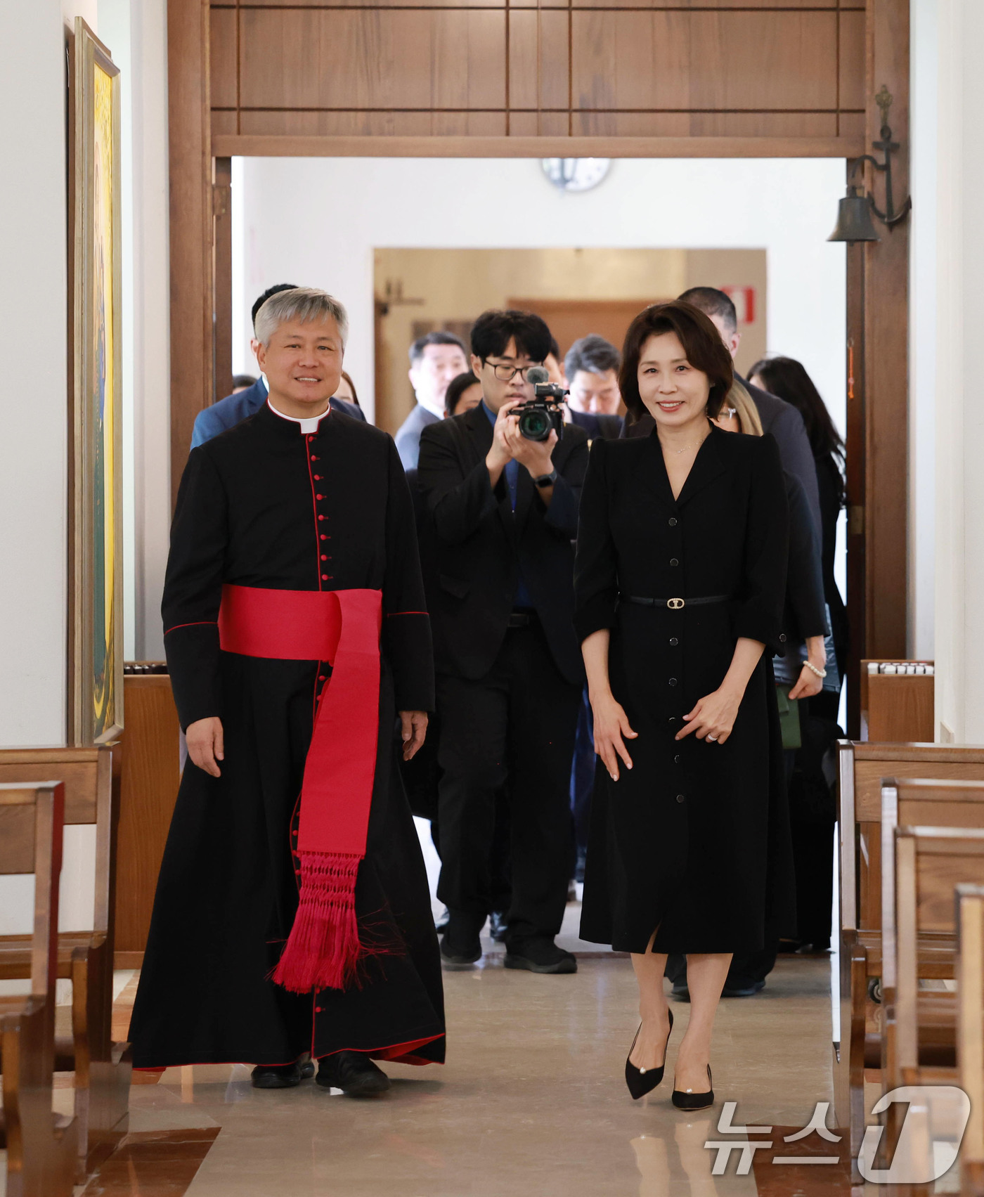 (로마(이탈리아)=뉴스1) 허경 기자 = 김혜경 여사가 12일(현지시간) 이탈리아 로마 한인신학원에서 열린 2027 서울 세계청년대회 관련 사제들과의 만남에 입장하고 있다.  20 …