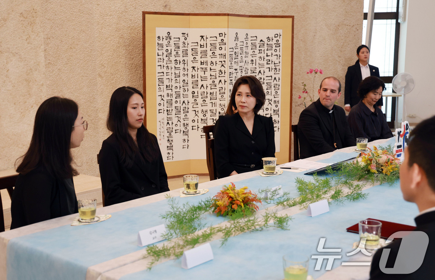 (로마(이탈리아)=뉴스1) 허경 기자 = 김혜경 여사가 12일(현지시간) 이탈리아 로마 한인신학원에서 열린 2027 서울 세계청년대회 관련 사제들과의 만남에서 참석자들의 발언을 듣 …