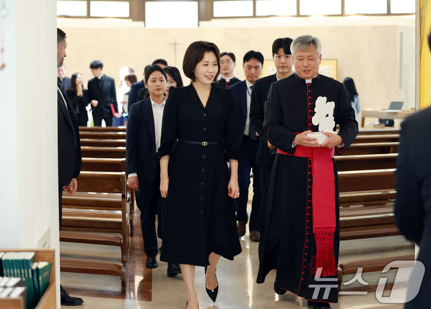 (로마(이탈리아)=뉴스1) 허경 기자 = 김혜경 여사가 12일(현지시간) 이탈리아 로마 한인신학원에서 열린 2027 서울 세계청년대회 관련 사제들과의 만남에서 기념촬영을 하기 위해 …