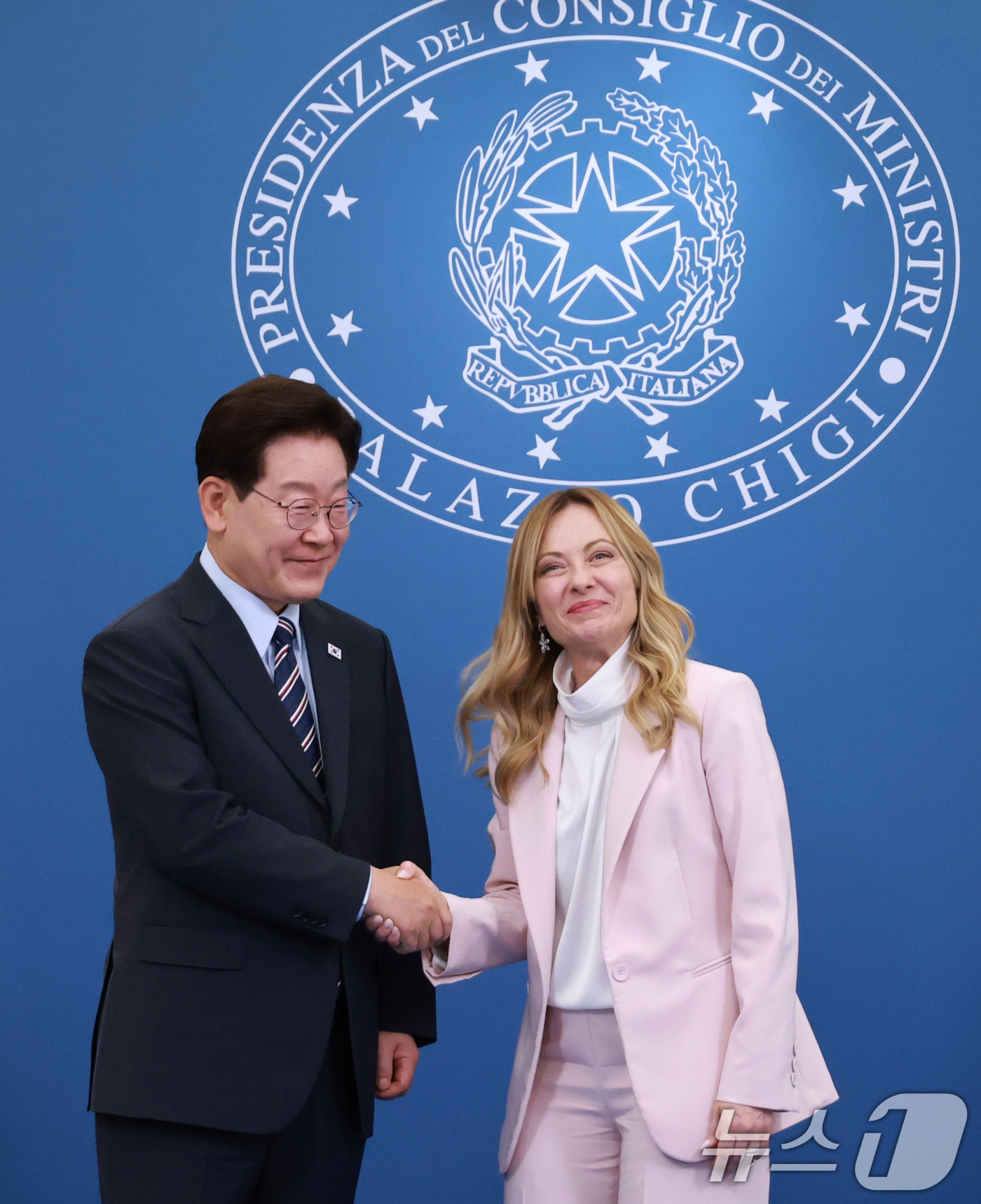 (로마(이탈리아)=뉴스1) 허경 기자 = 이재명 대통령과 조르자 멜로니 이탈리아 총리가 12일(현지시간) 로마 영빈관에서 열린 환영식을 마친 후 악수하고 있다. 2026.6.12/ …