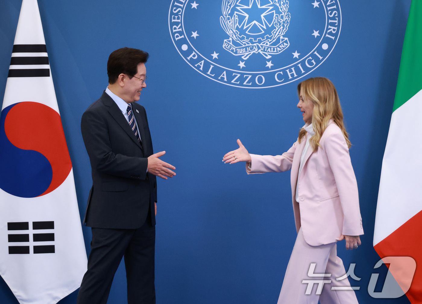 (로마(이탈리아)=뉴스1) 허경 기자 = 이재명 대통령과 조르자 멜로니 이탈리아 총리가 12일(현지시간) 로마 영빈관에서 열린 환영식을 마친 후 악수하고 있다. 2026.6.12/ …