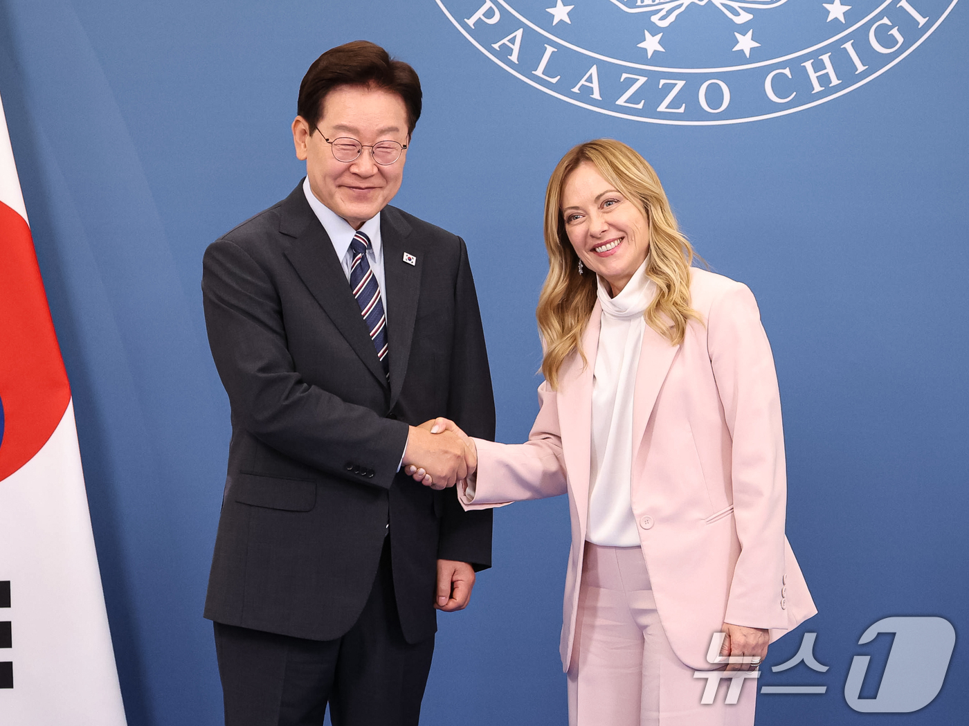 (로마(이탈리아)=뉴스1) 허경 기자 = 이재명 대통령과 조르자 멜로니 이탈리아 총리가 12일(현지시간) 로마 영빈관에서 열린 환영식을 마친 후 악수하고 있다. 2026.6.12/ …
