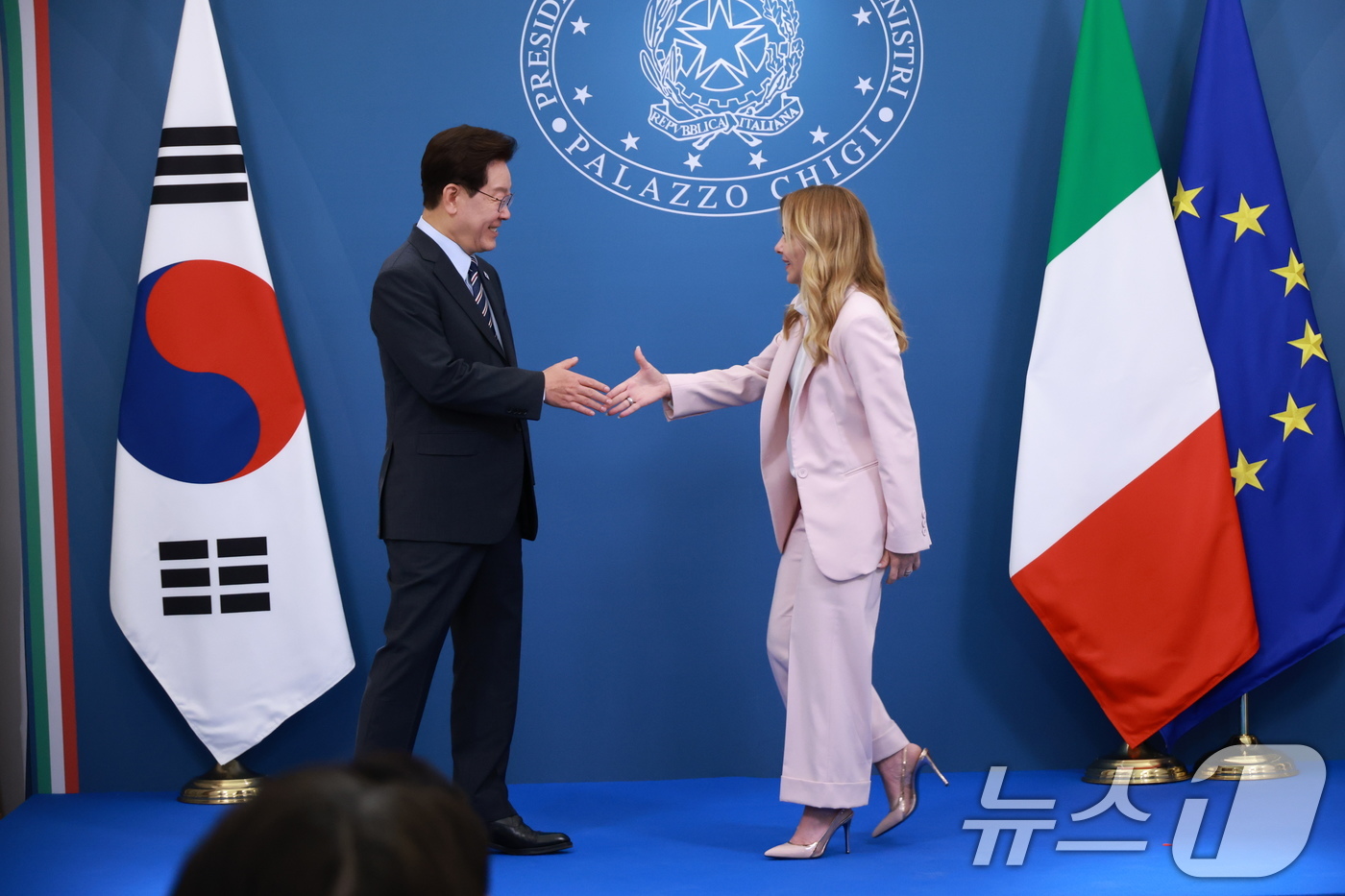 (로마(이탈리아)=뉴스1) 허경 기자 = 이재명 대통령과 조르자 멜로니 이탈리아 총리가 12일(현지시간) 로마 영빈관에서 열린 환영식을 마친 후 악수하고 있다. 2026.6.12/ …