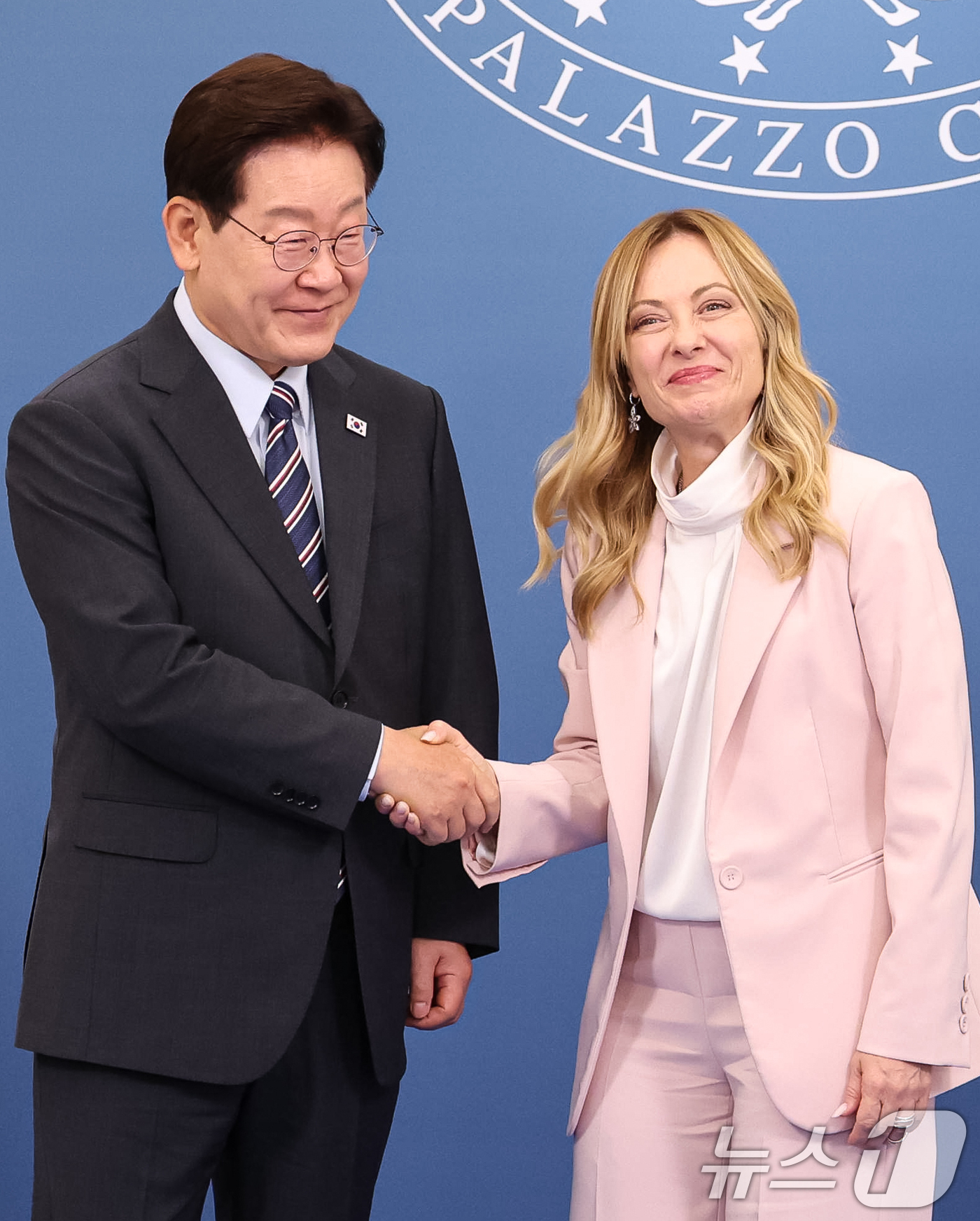 (로마(이탈리아)=뉴스1) 허경 기자 = 이재명 대통령과 조르자 멜로니 이탈리아 총리가 12일(현지시간) 로마 영빈관에서 열린 환영식을 마친 후 악수하고 있다. 2026.6.12/ …
