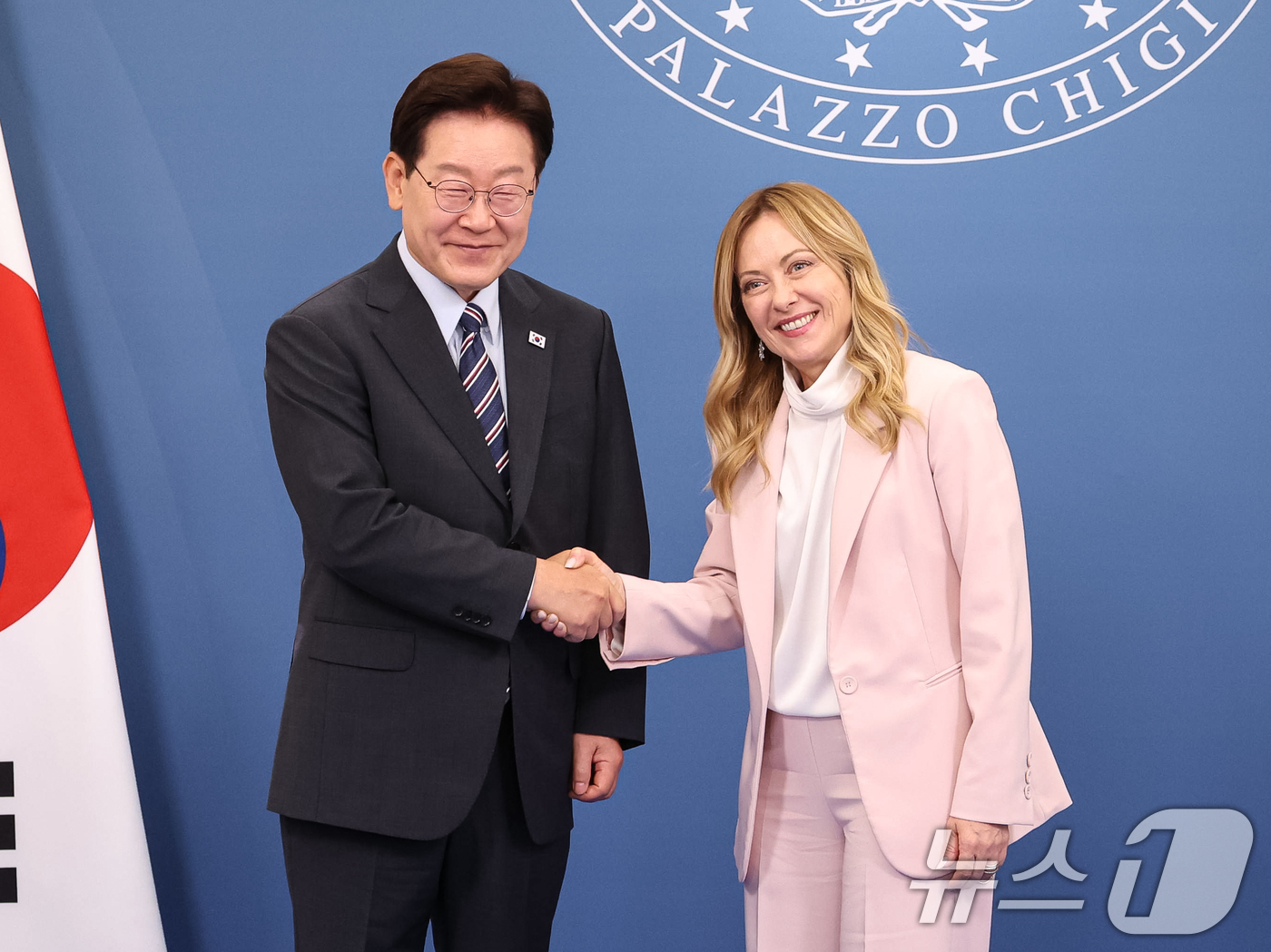 (로마(이탈리아)=뉴스1) 허경 기자 = 이재명 대통령과 조르자 멜로니 이탈리아 총리가 12일(현지시간) 로마 영빈관에서 열린 환영식을 마친 후 악수하고 있다. 2026.6.12/ …
