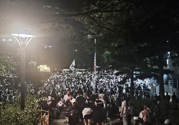 일주일 넘긴 '잠실 개표소' 시위…주말 앞두고 참여자 증가