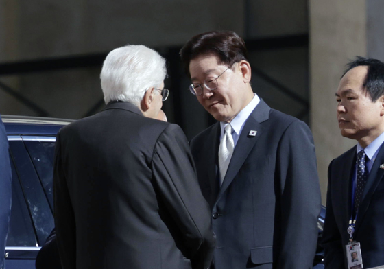 인사 나누는 이재명·세르지오 마타렐라 대통령