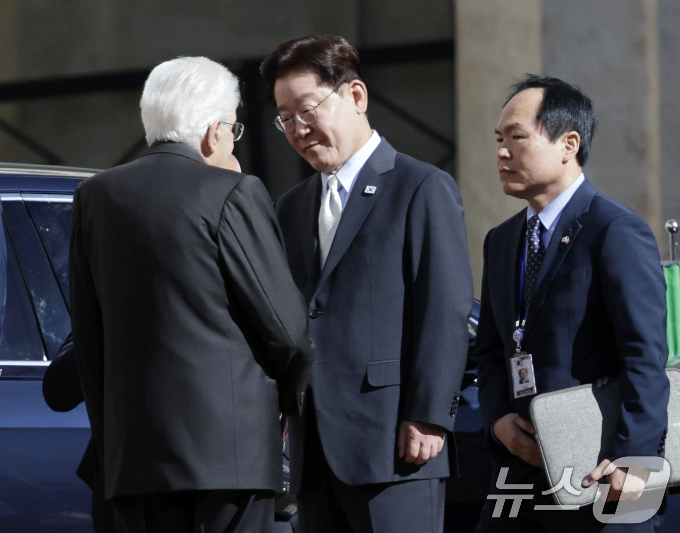 (로마(이탈리아)=뉴스1) 허경 기자 = 이재명 대통령과 세르지오 마타렐라 이탈리아 대통령이 12일(현지시간) 로마 대통령궁에서 열린 공식 환송식에서 인사를 나누고 있다. 2026 …
