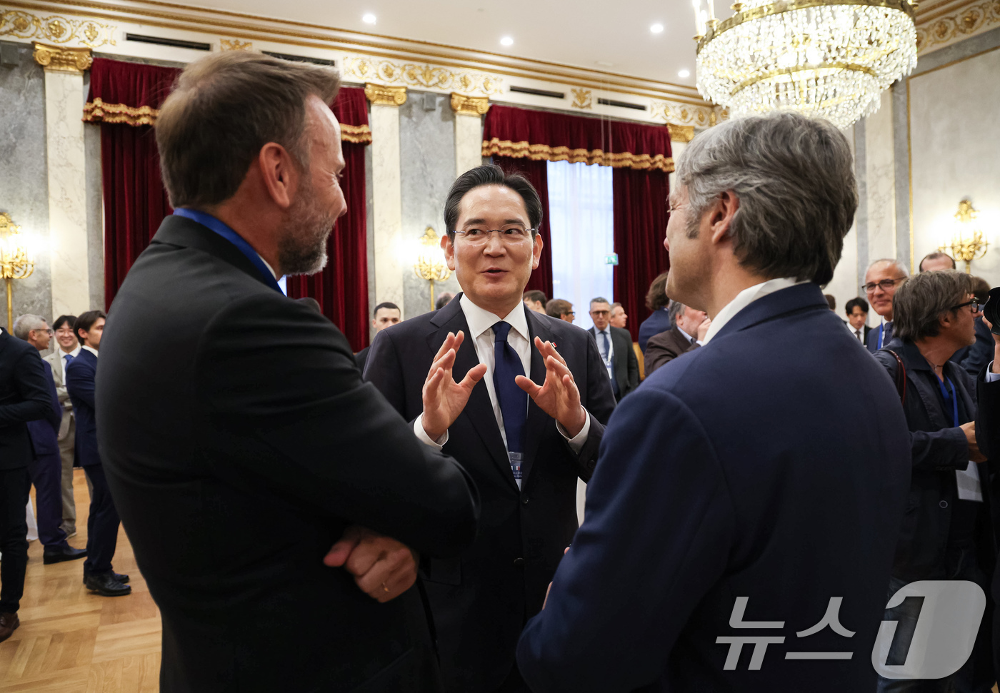 (로마(이탈리아)=뉴스1) 허경 기자 = 이재용 삼성전자 회장이 12일(현지시간) 이탈리아 로마 한 호텔에서 열린 비즈니스 라운드테이블에서 참석자들과 대화를 나누고 있다. 2026 …