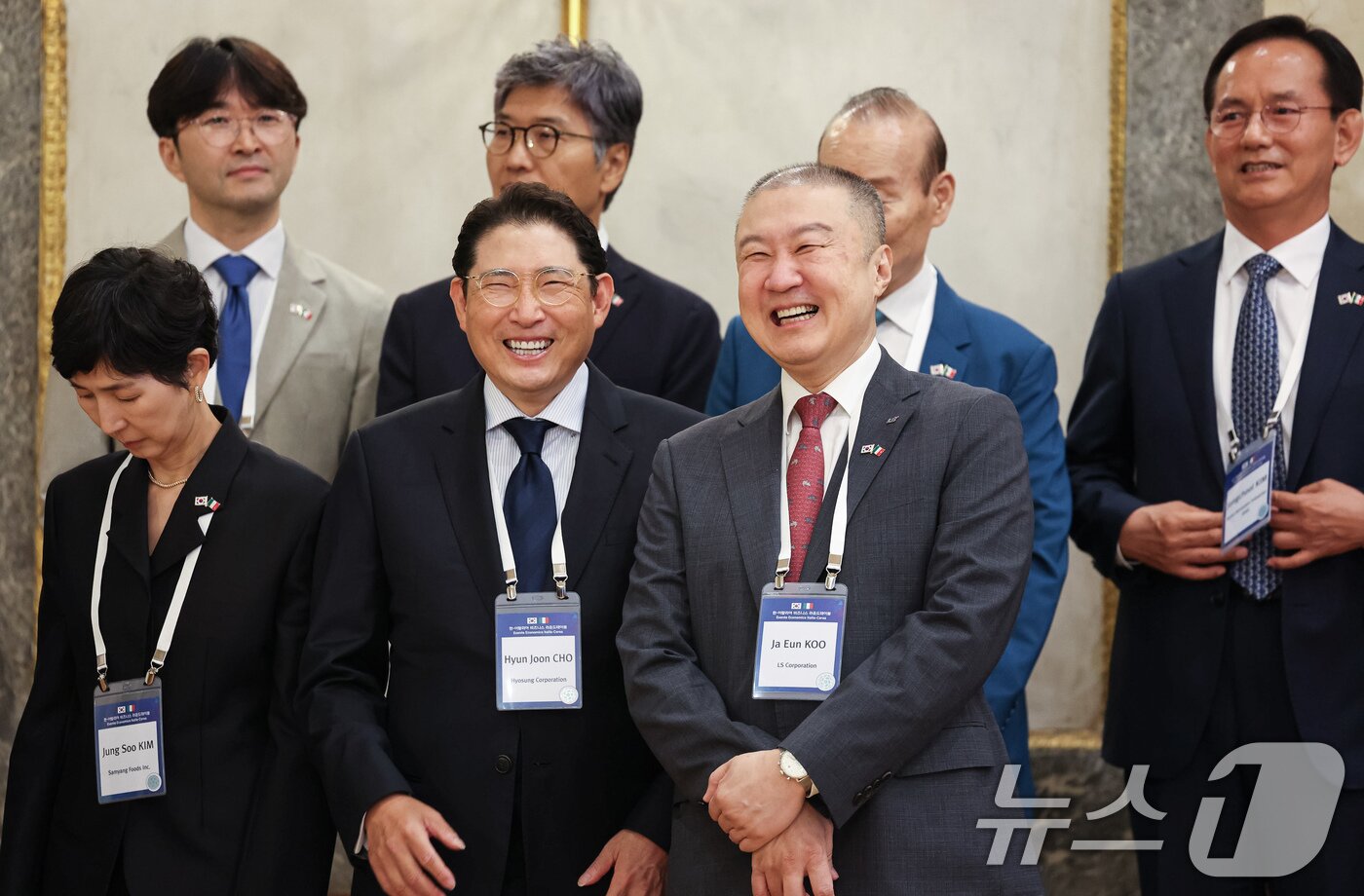 본문 이미지 - 조현준 효성 회장과 구자은 LS그룹 회장이 12일(현지시간) 이탈리아 로마 한 호텔에서 열린 비즈니스 라운드테이블에서 참석자들과 대화를 나누고 있다. 2026.6.13 ⓒ 뉴스1 허경 기자