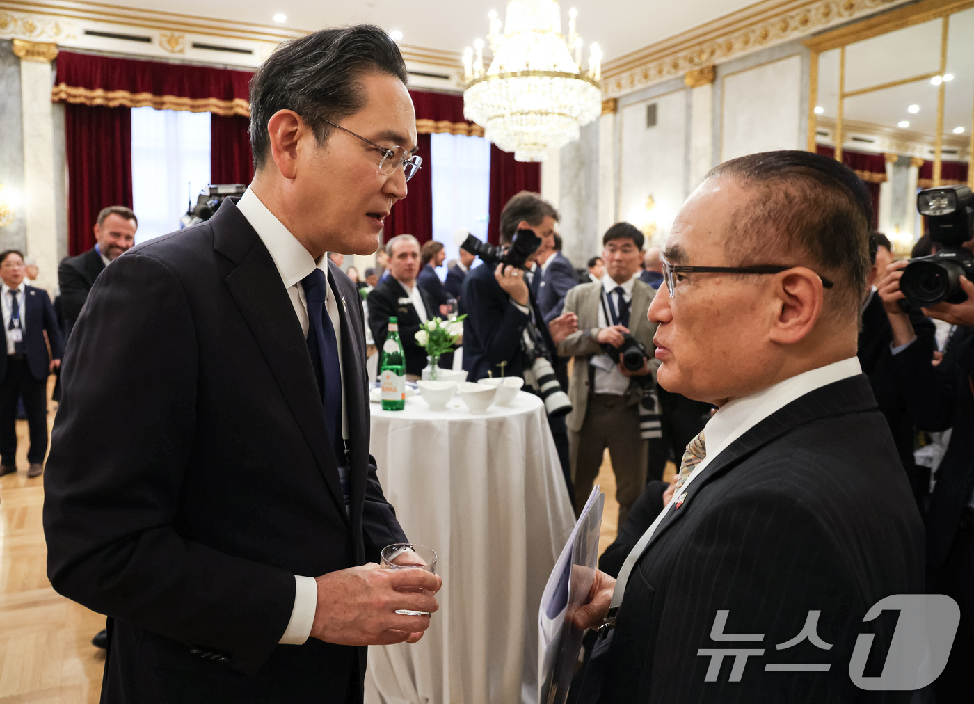 (로마(이탈리아)=뉴스1) 허경 기자 = 위성락 국가안보실장과 이재용 삼성전자 회장이 12일(현지시간) 이탈리아 로마 한 호텔에서 열린 비즈니스 라운드테이블에서 대화를 나누고 있다 …