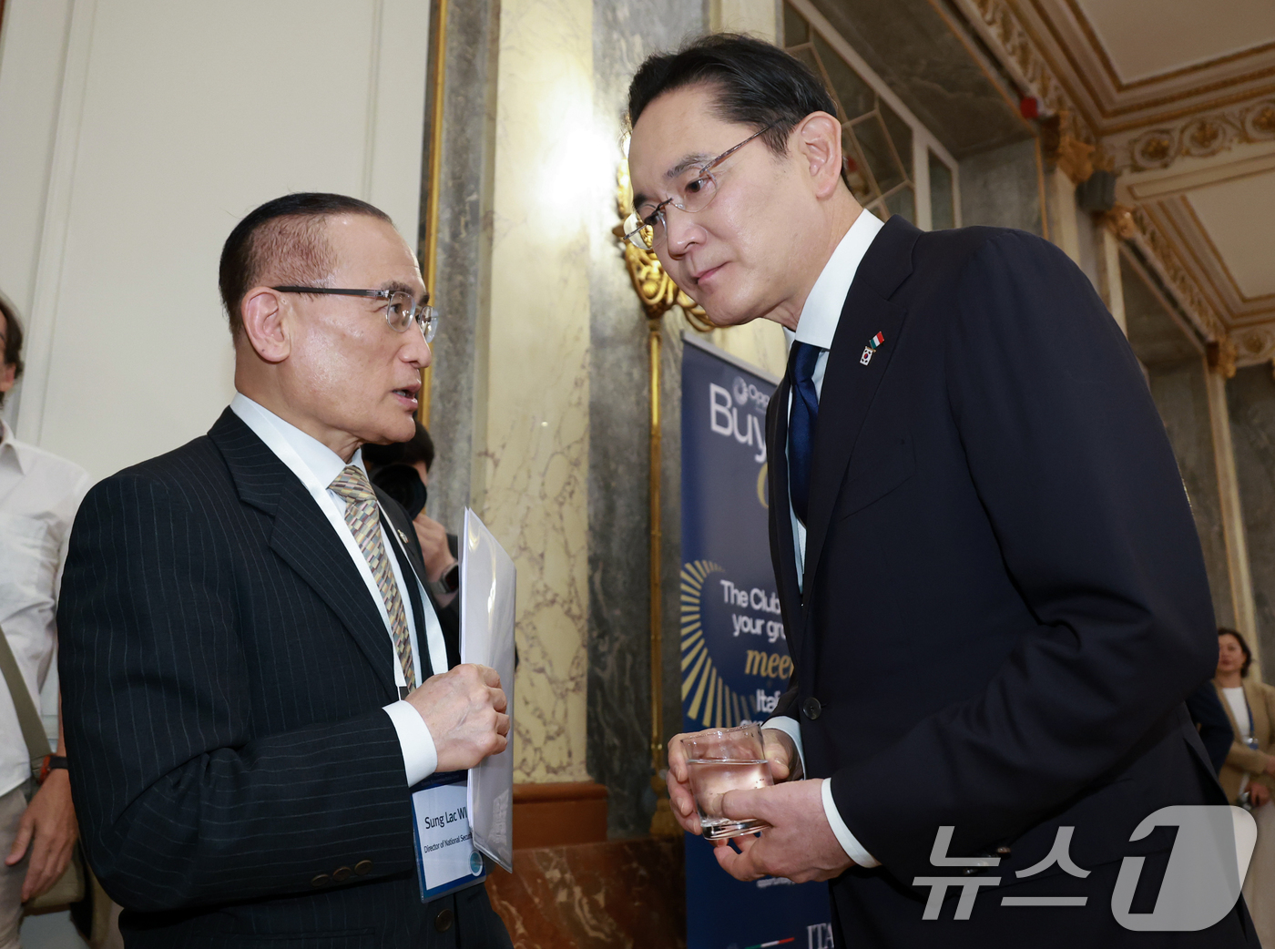 (로마(이탈리아)=뉴스1) 허경 기자 = 위성락 국가안보실장과 이재용 삼성전자 회장이 12일(현지시간) 이탈리아 로마 한 호텔에서 열린 비즈니스 라운드테이블에서 대화를 나누고 있다 …