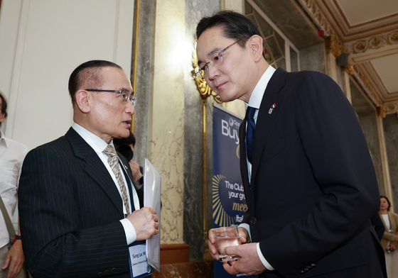 대화 나누는 위성락 실장·이재용 회장