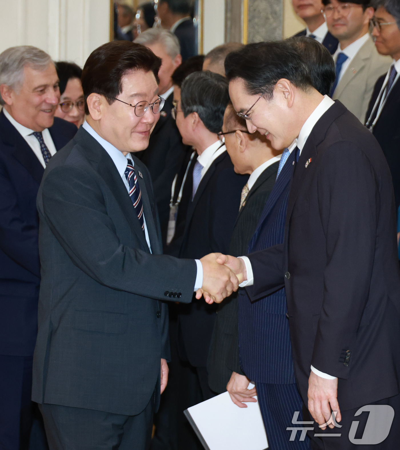 (로마(이탈리아)=뉴스1) 허경 기자 = 이재명 대통령과 이재용 삼성전자 회장이 12일(현지시간) 이탈리아 로마 한 호텔에서 열린 비즈니스 라운드테이블에서 인사를 나누고 있다. 2 …