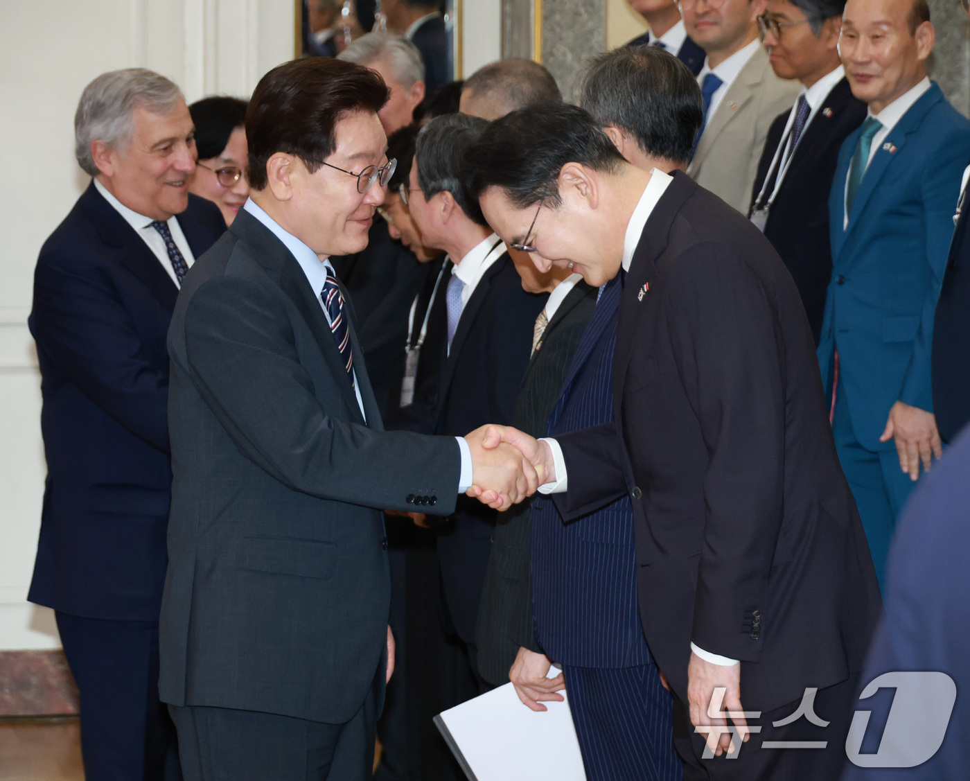 (로마(이탈리아)=뉴스1) 허경 기자 = 이재명 대통령과 이재용 삼성전자 회장이 12일(현지시간) 이탈리아 로마 한 호텔에서 열린 비즈니스 라운드테이블에서 인사를 나누고 있다. 2 …
