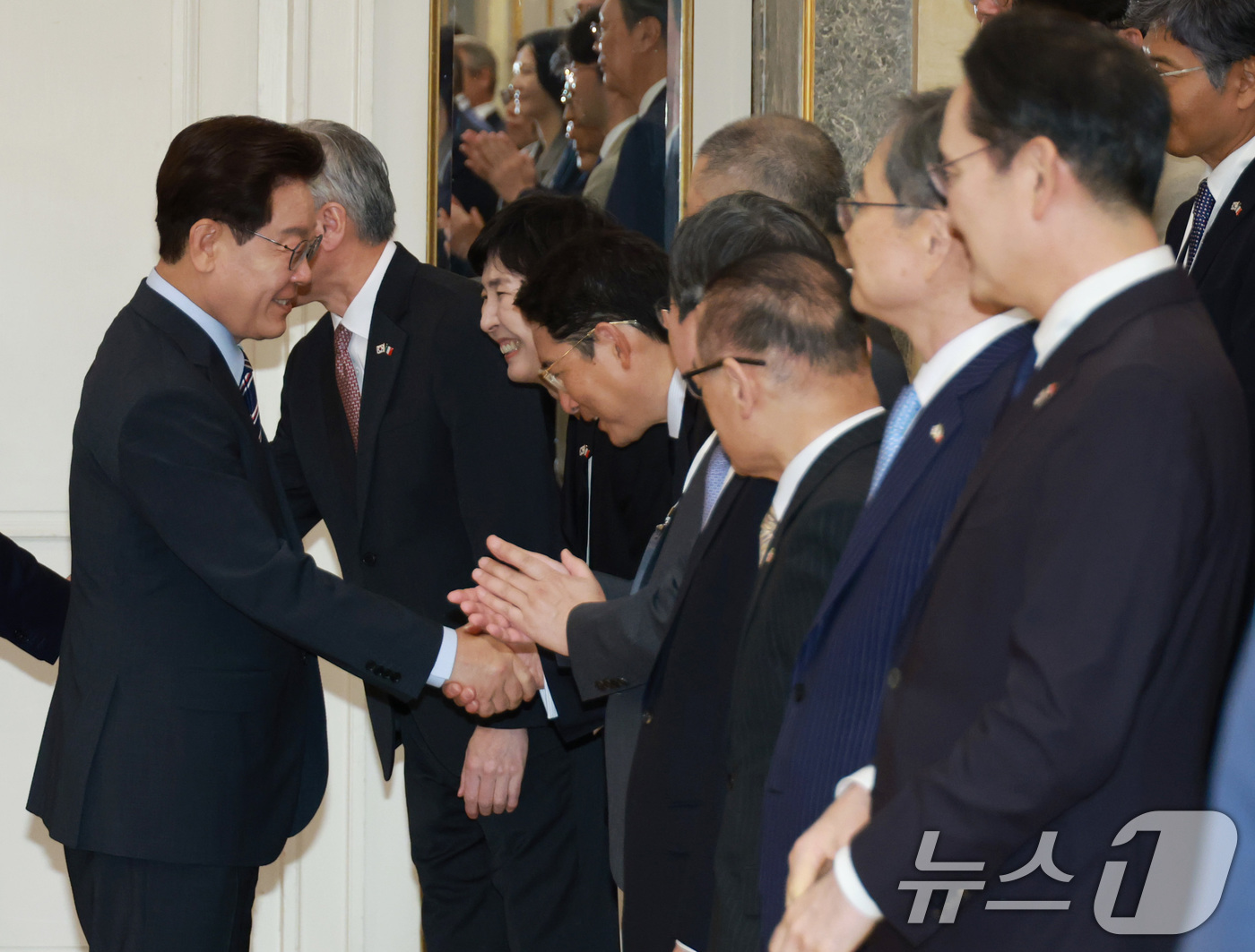 (로마(이탈리아)=뉴스1) 허경 기자 = 이재명 대통령과 조현준 효성 회장이 12일(현지시간) 이탈리아 로마 한 호텔에서 열린 비즈니스 라운드테이블에서 인사를 나누고 있다. 202 …