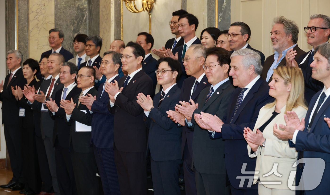 (로마(이탈리아)=뉴스1) 허경 기자 = 이재명 대통령이 12일(현지시간) 이탈리아 로마 한 호텔에서 열린 비즈니스 라운드테이블에서 참석자들과 기념촬영을 하고 있다. 2026.6. …