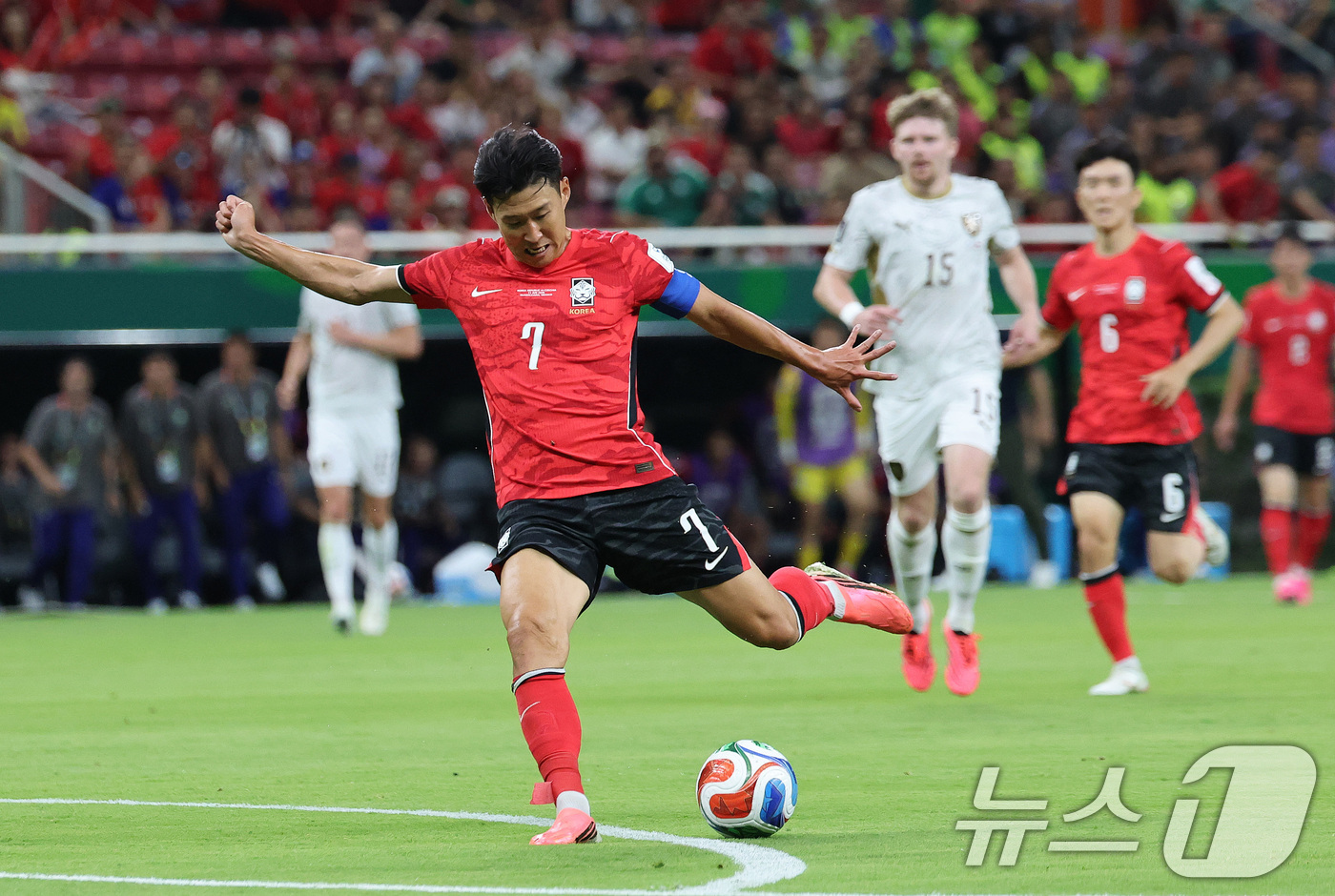 (과달라하라(멕시코)=뉴스1) 임세영 기자 = 대한민국 축구국가대표팀 손흥민이 11일(현지시간) 멕시코 할리스코주 사포판 과달라하라 스타디움에서 열린 2026 북중미 월드컵 A조 …