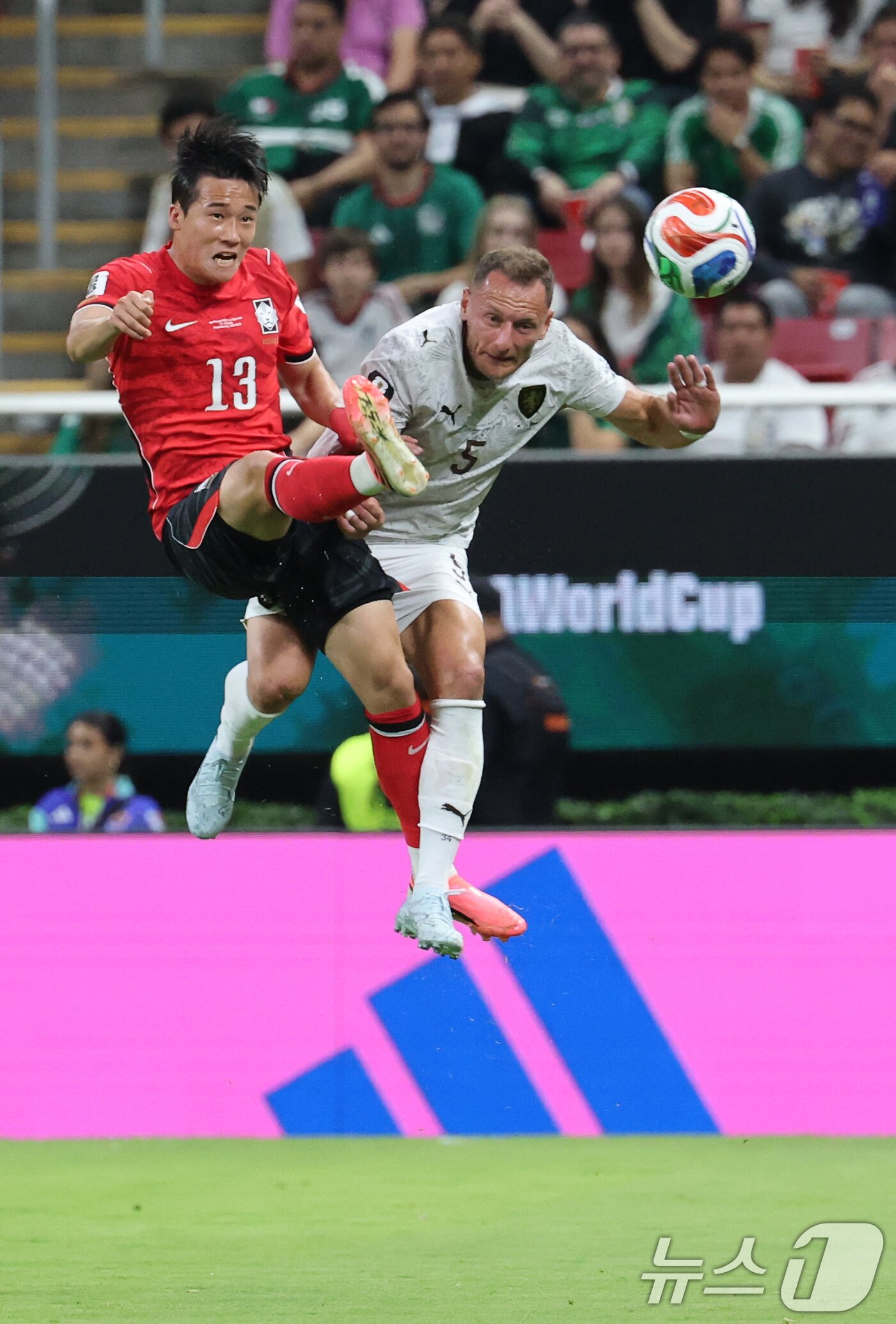 본문 이미지 - 대한민국 축구국가대표팀 이태석이 11일(현지시간) 멕시코 할리스코주 사포판 과달라하라 스타디움에서 열린 2026 북중미 월드컵 A조 조별리그 1차전 대한민국과 체코의 경기에서 헤딩으로 볼을 걷어내고 있다. 이날 경기는 대한민국이 체코를 상대로 2-1로 승리했다. 2026.6.13 ⓒ 뉴스1 임세영 기자