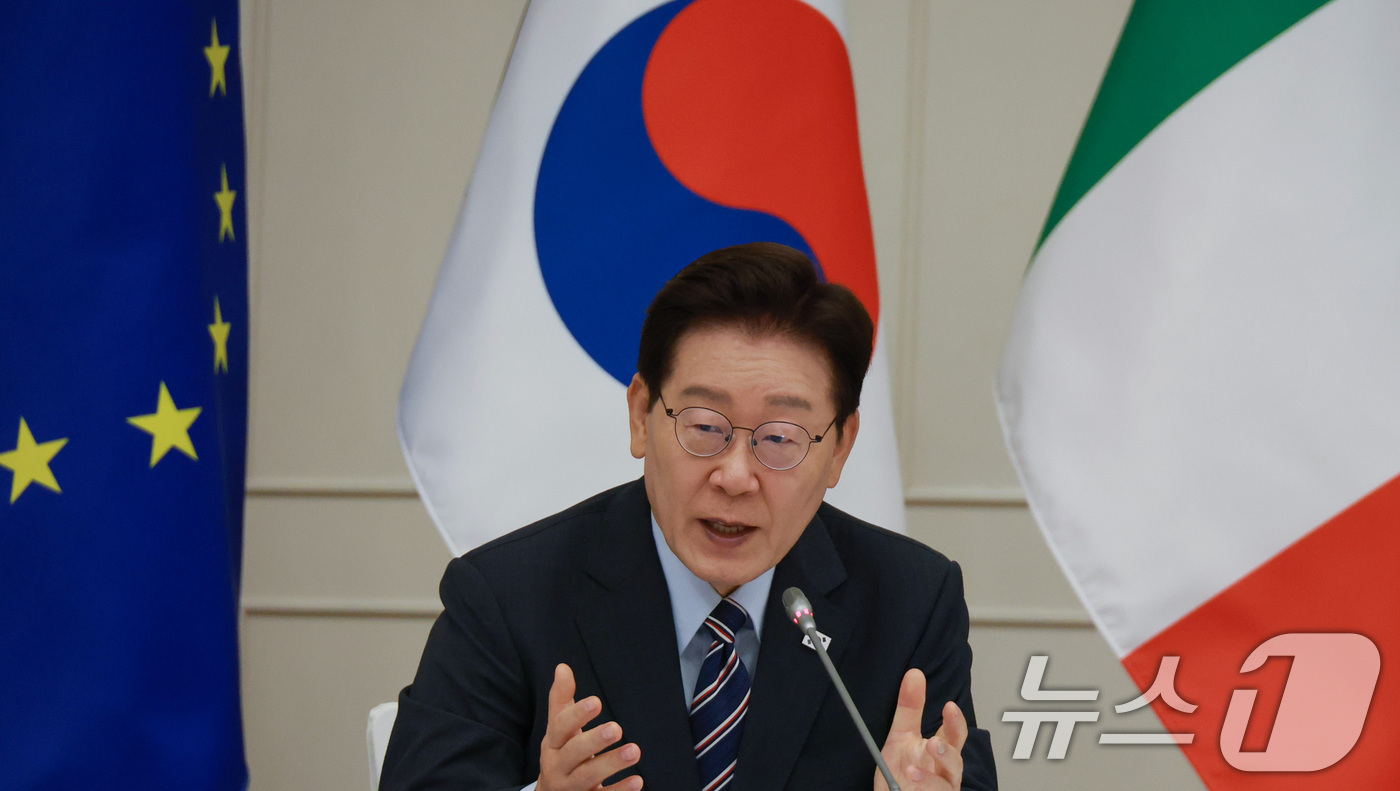 (로마(이탈리아)=뉴스1) 허경 기자 = 이재명 대통령이 12일(현지시간) 이탈리아 로마 한 호텔에서 열린 비즈니스 라운드테이블에서 발언을 하고 있다. 2026.6.13/뉴스1