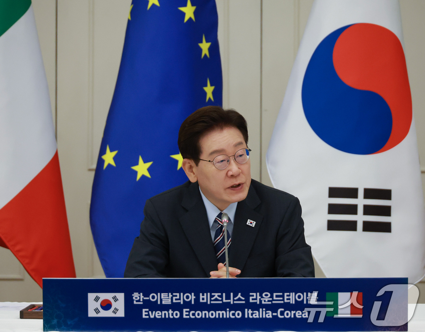 (로마(이탈리아)=뉴스1) 허경 기자 = 이재명 대통령이 12일(현지시간) 이탈리아 로마 한 호텔에서 열린 비즈니스 라운드테이블에서 발언을 하고 있다. 2026.6.13/뉴스1