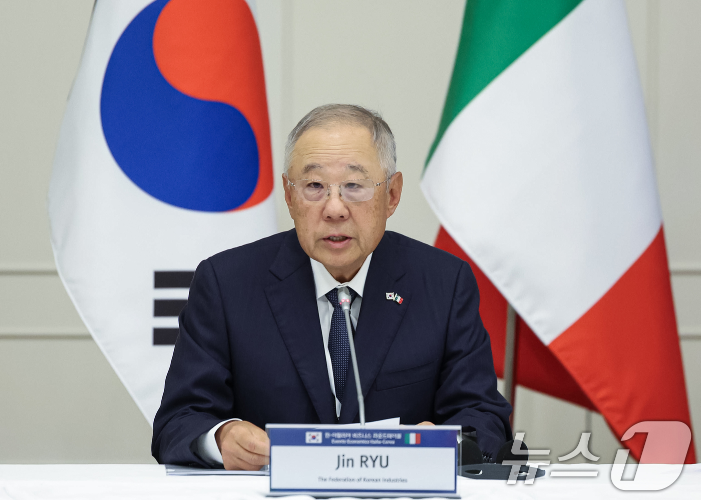 (로마(이탈리아)=뉴스1) 허경 기자 = 류진 한국경제인협회 회장이 12일(현지시간) 이탈리아 로마 한 호텔에서 열린 비즈니스 라운드테이블에서 발언을 하고 있다. 2026.6.13 …