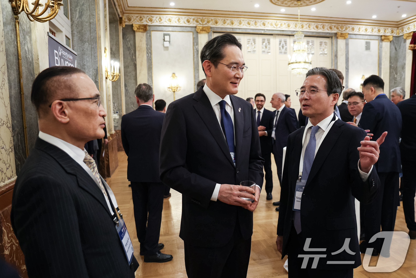 (로마(이탈리아)=뉴스1) 허경 기자 = 위성락 국가안보실장과 김용범 정책실장, 이재용 삼성전자 회장이 12일(현지시간) 이탈리아 로마 한 호텔에서 열린 비즈니스 라운드테이블에서 …