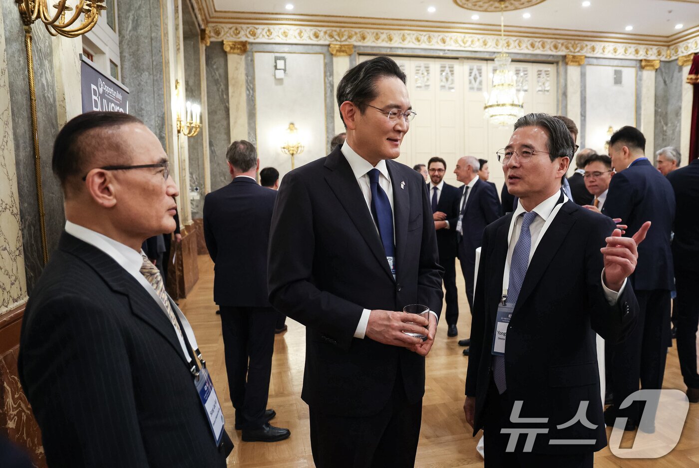 본문 이미지 - 위성락 국가안보실장과 김용범 정책실장, 이재용 삼성전자 회장이 12일(현지시간) 이탈리아 로마 한 호텔에서 열린 비즈니스 라운드테이블에서 대화를 나누고 있다. 2026.6.13 ⓒ 뉴스1 허경 기자