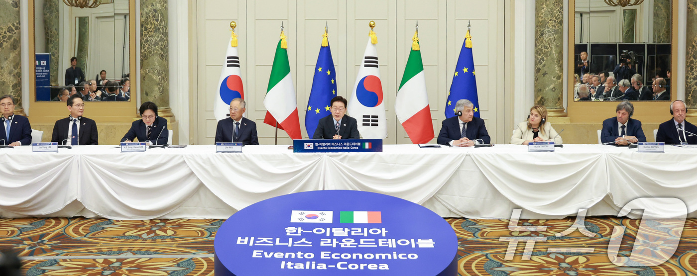 (로마(이탈리아)=뉴스1) 허경 기자 = 이재명 대통령이 12일(현지시간) 이탈리아 로마 한 호텔에서 열린 비즈니스 라운드테이블에서 발언을 하고 있다. 2026.6.13/뉴스1