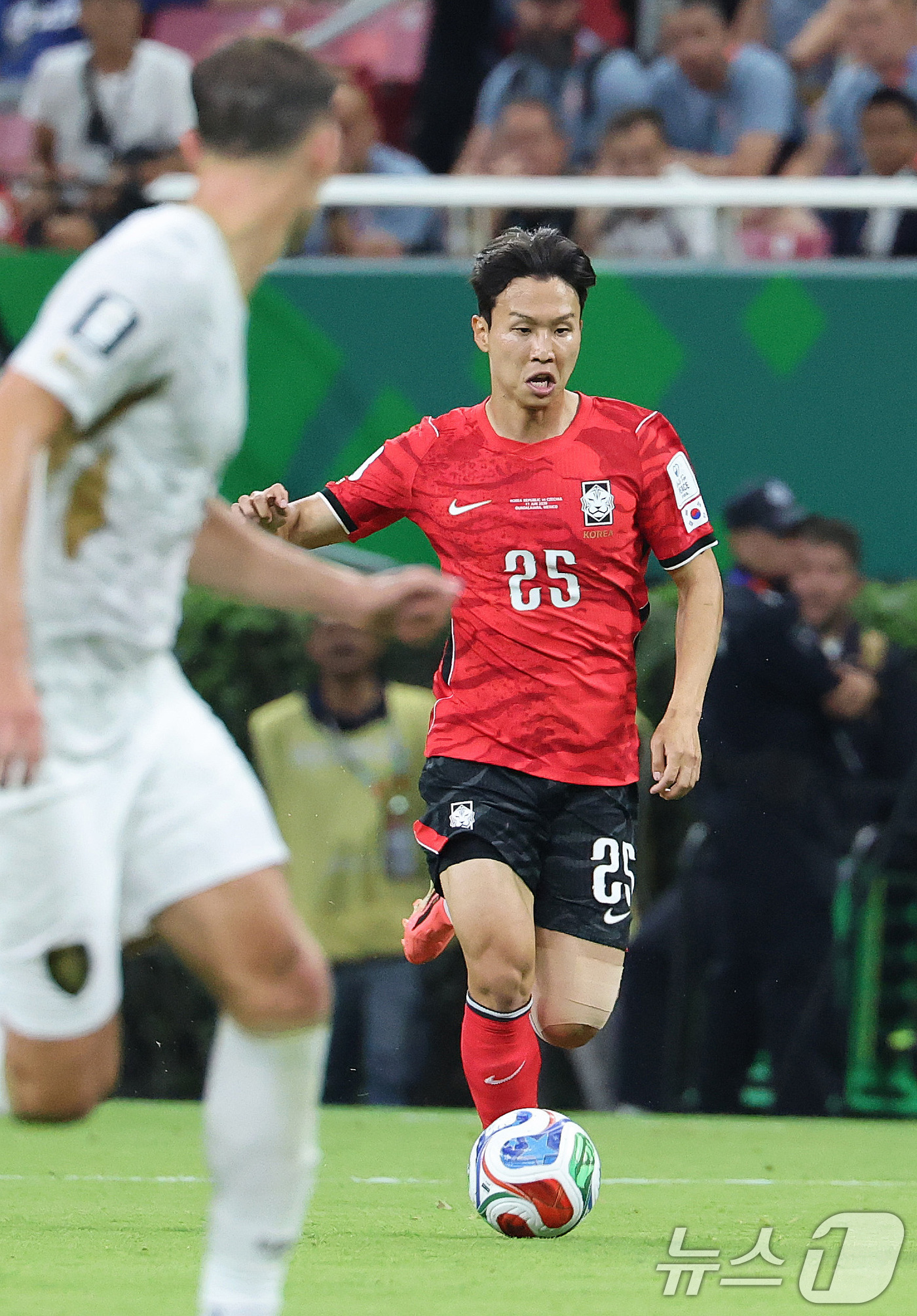 (과달라하라(멕시코)=뉴스1) 임세영 기자 = 대한민국 축구국가대표팀 엄지성이 11일(현지시간) 멕시코 할리스코주 사포판 과달라하라 스타디움에서 열린 2026 북중미 월드컵 A조 …
