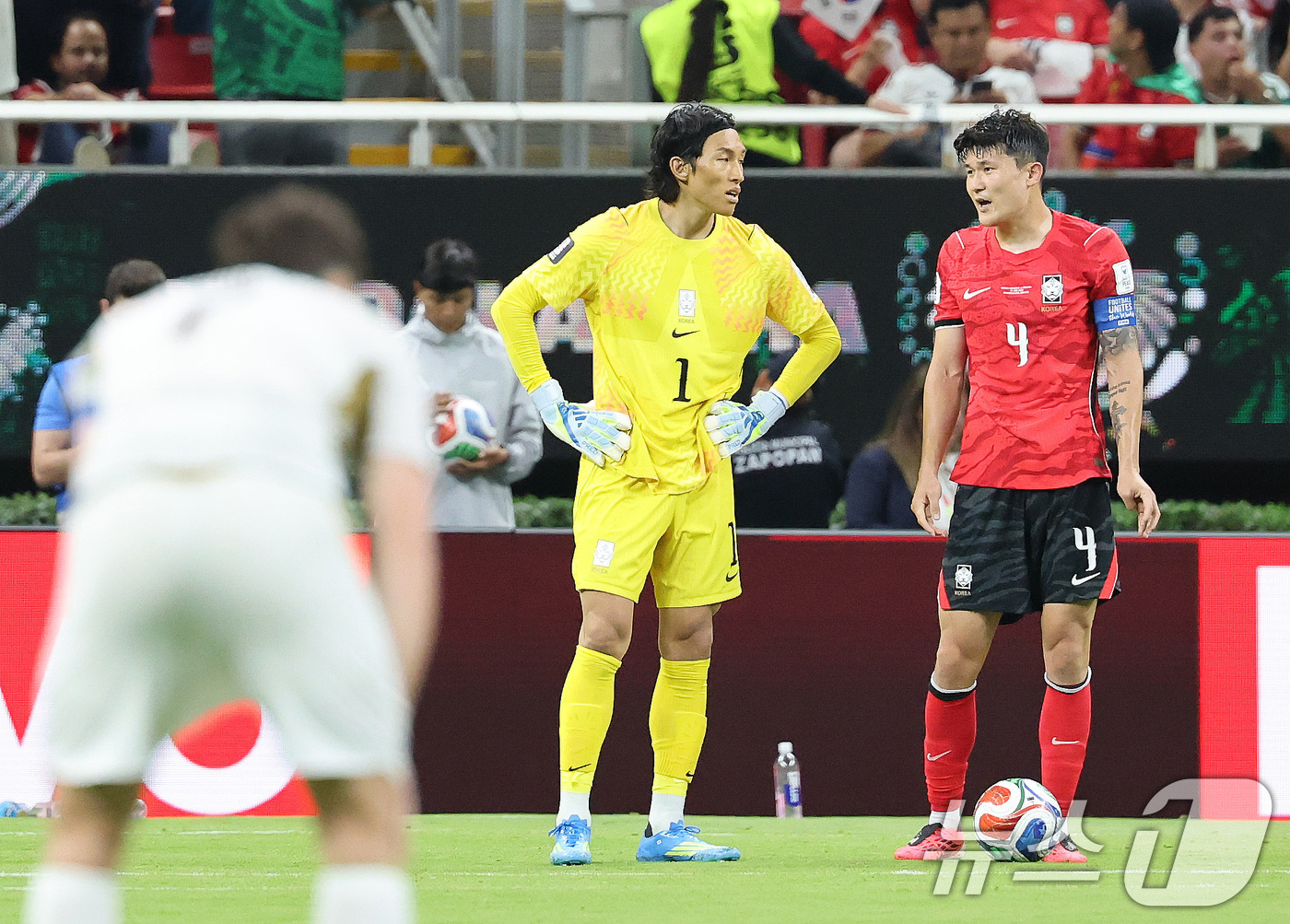 (과달라하라(멕시코)=뉴스1) 임세영 기자 = 대한민국 축구국가대표팀 김승규와 김민재가 11일(현지시간) 멕시코 할리스코주 사포판 과달라하라 스타디움에서 열린 2026 북중미 월드 …