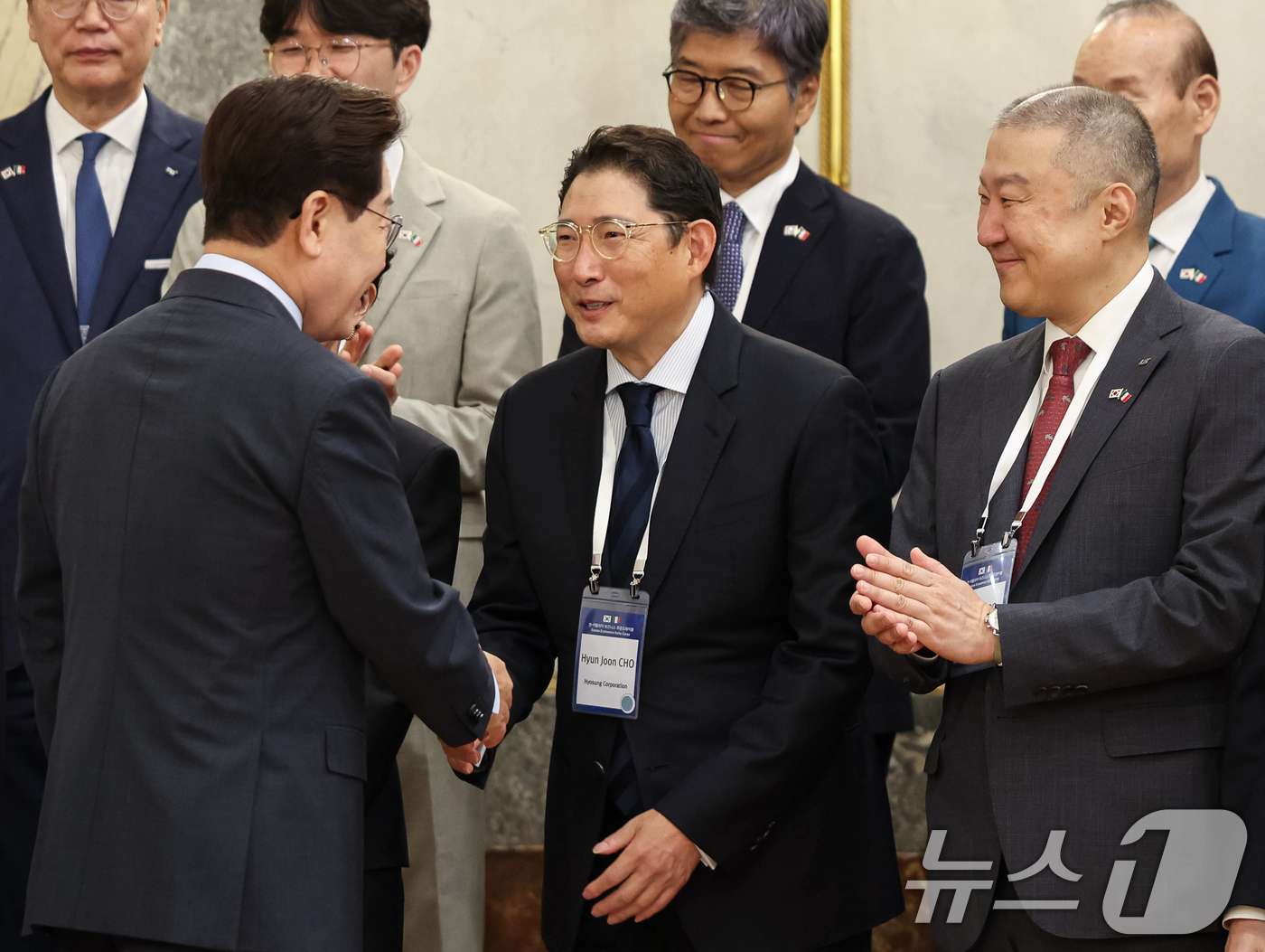 (로마(이탈리아)=뉴스1) 허경 기자 = 이재명 대통령과 조현준 효성 회장이 12일(현지시간) 이탈리아 로마 한 호텔에서 열린 비즈니스 라운드테이블에서 인사를 나누고 있다. 202 …